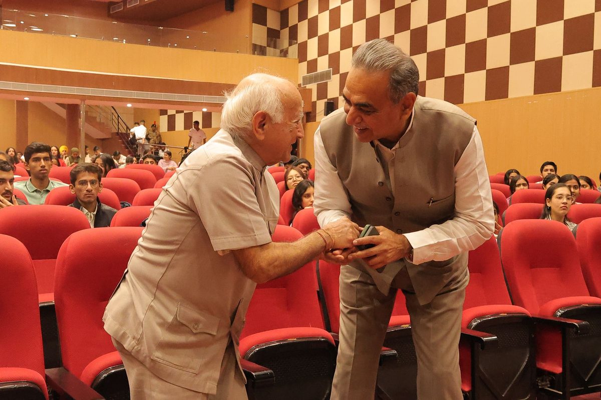 Mr. Sanjay Tandon with fellow alumni
